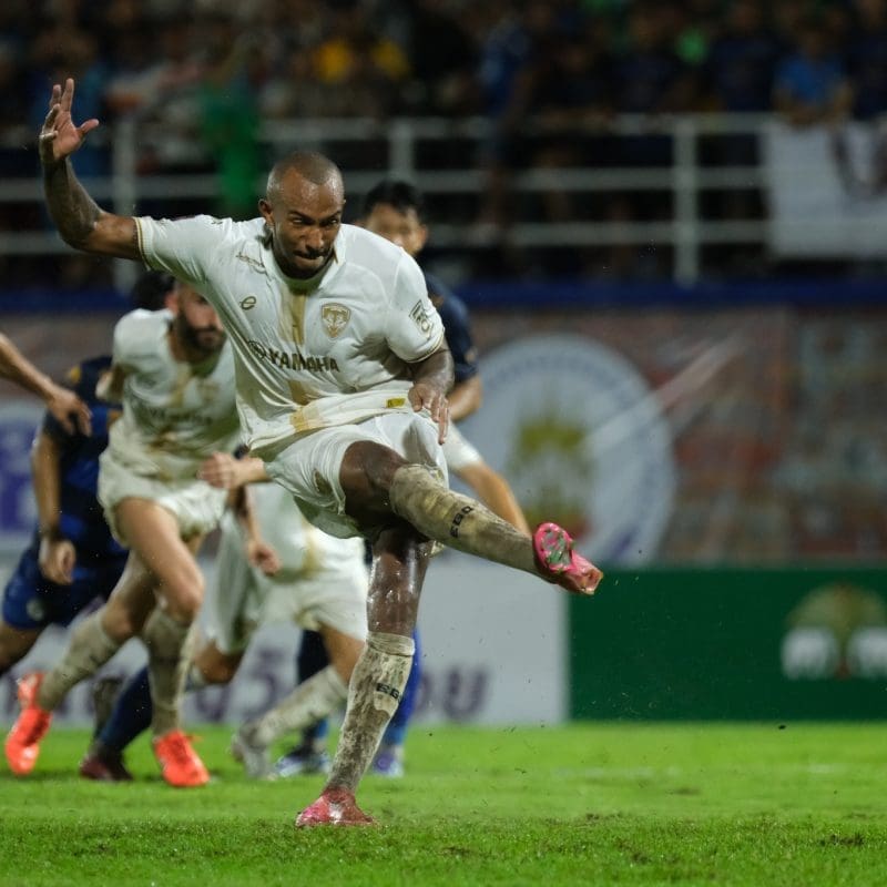 Match action from Muangthong United vs Ayutthaya United in the Thai League 1. | ภาพการแข่งขัน เมืองทอง ยูไนเต็ด พบ อยุธยา ยูไนเต็ด ไทยลีก 1