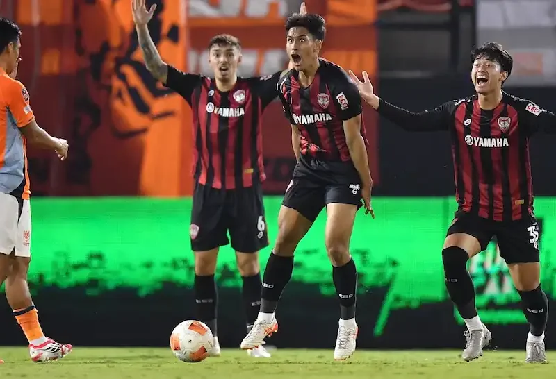 Match Photos - Action Shots - Muangthong United at Ratchaburi - Thai League 1